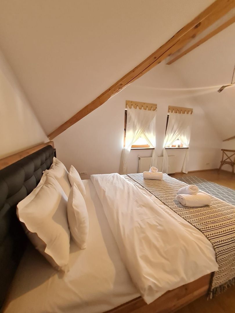 Vila spațioasă și recent renovată în Ghiroda! - Poză 33