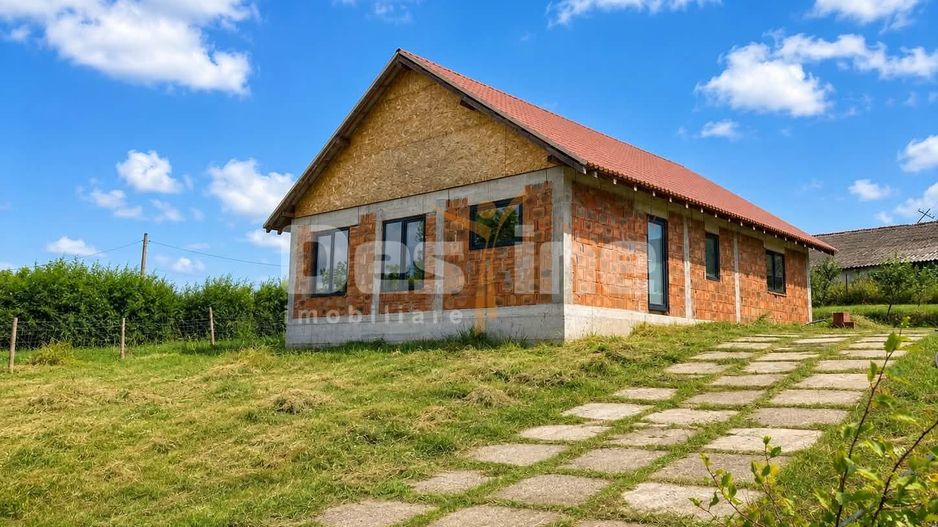 Constructie la rosu si teren 1000 mp, Zapodeni, Vaslui - Poză 3
