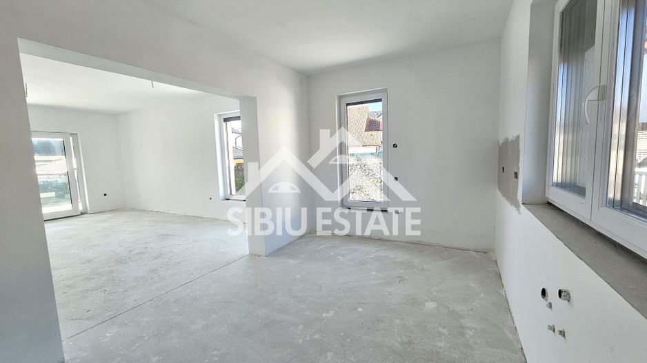 Casa Sibiu, intrare Selimbar, garaj, pivnita, curte mare - Poză 6