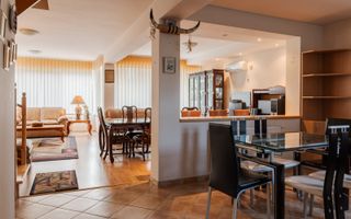 Vila superba cu cinci camere zona centrala - Poză 9