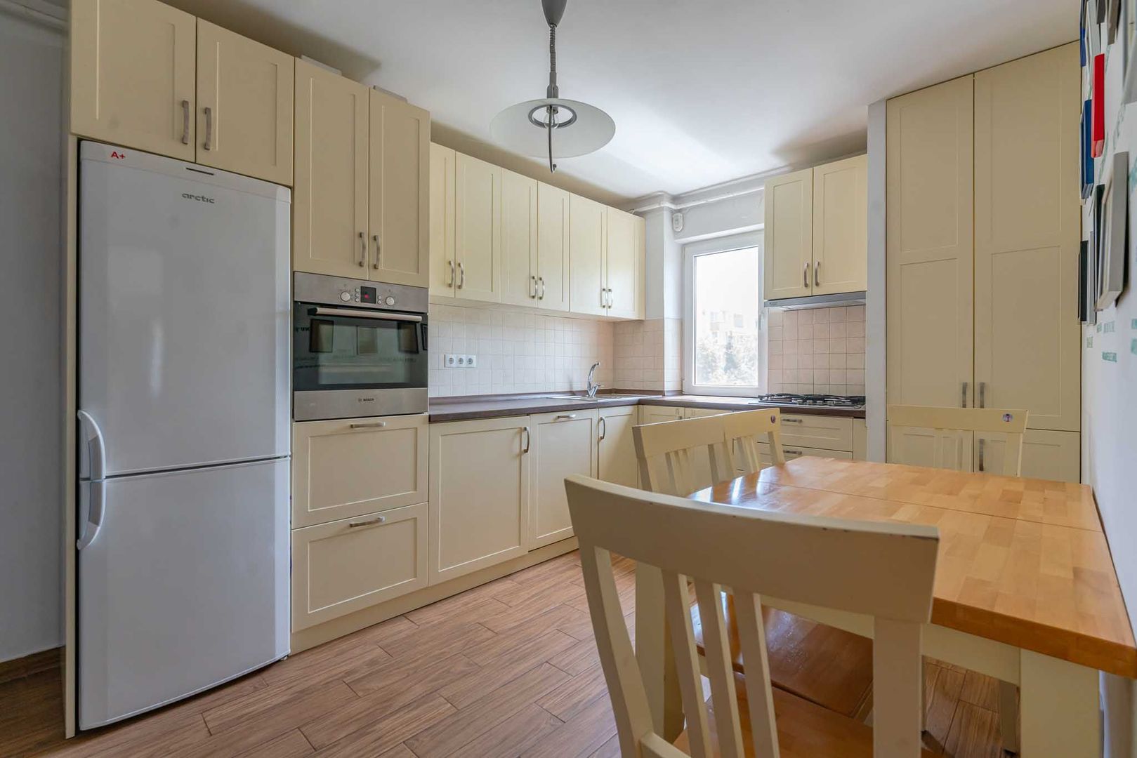 Apartament mobilat si utilat cu loc de parcare - Poză 1