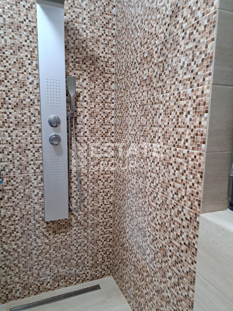 Duplex cu 5 camere despartit prin garaj in Dumbravita - Poză 7