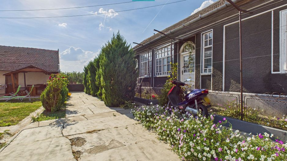 Casă cu 2 camere nou renovată cu anexă în Nădab - Poză 10