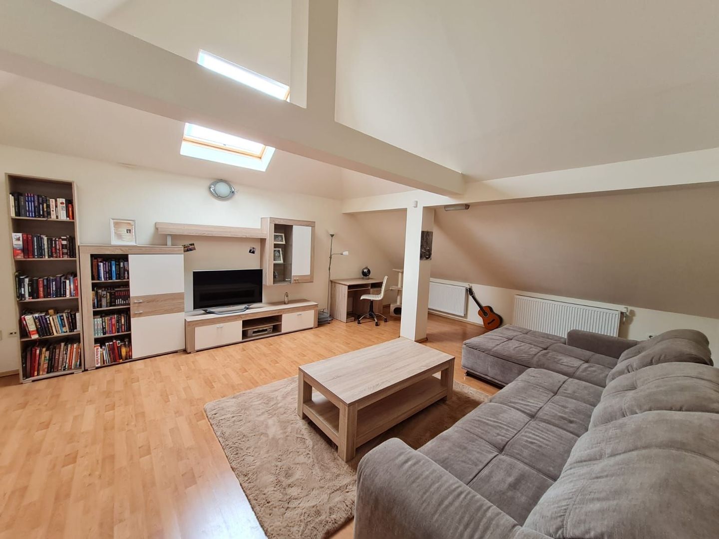 Casă cu teren generos pretabila pentru afacere - Poză 8