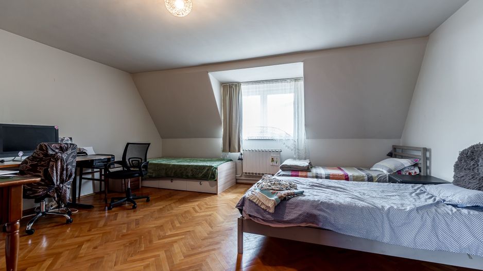 Casa Solida cu Mansarda in Zona Excelenta Parneava - Poză 8