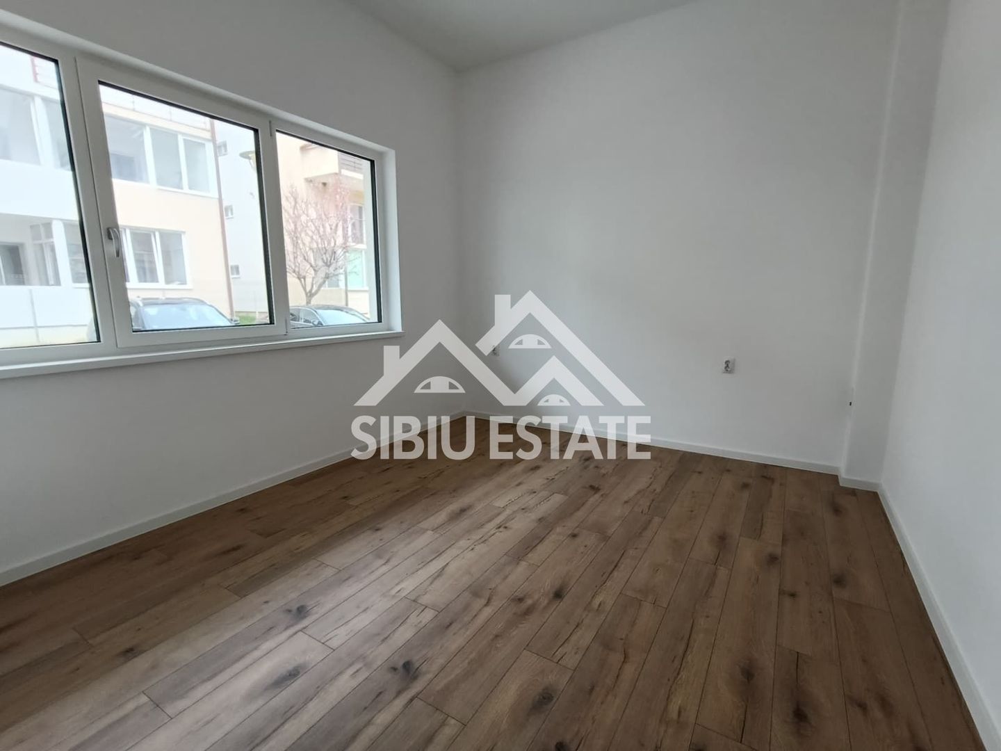 Apartament luminos, ideal locuință sau birou ,parter, 2 locuri parcare - Poză 10