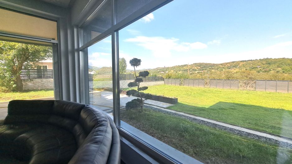 Casa cu piscina interioara si priveliste catre Cetatea Cisnadioarei - Poză 7