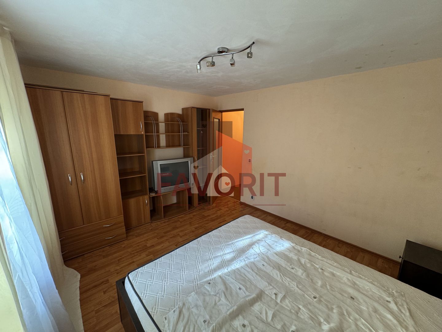 Disponibil imediat. Etaj 1. Centrala proprie. Vedere pe 2 parti. - Poză 13