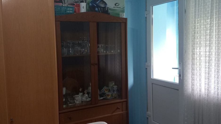 vand apartament cu o camera, parter cu terasa , zona Crihala - Poză 2