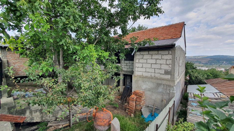 Vilă P+M la ”ROȘU”, teren 345 mp, zona CARTIER; - Poză 1