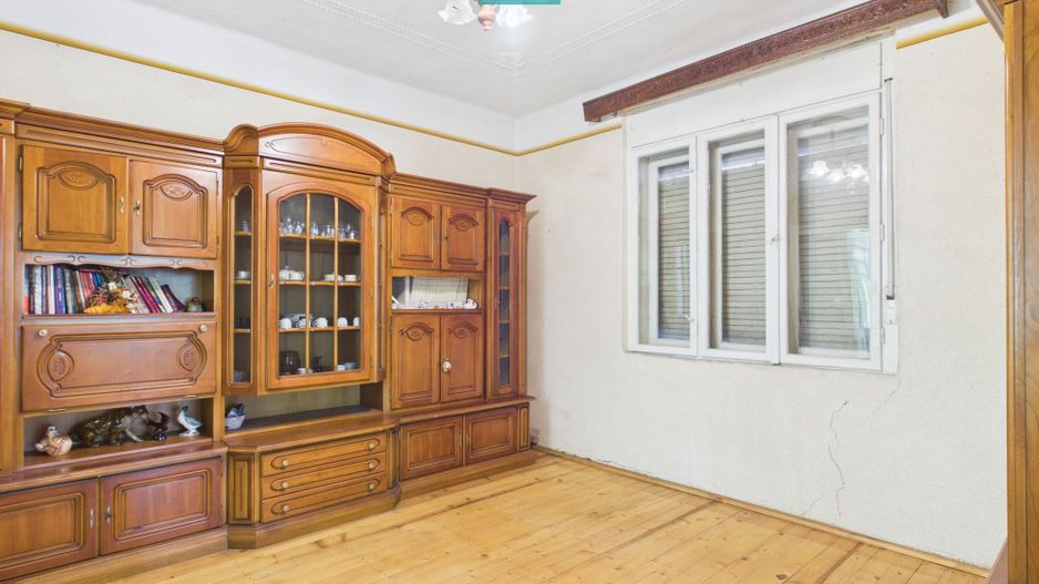 Casă cu 4 camere și teren de 4227mp în Curtici - Poză 7