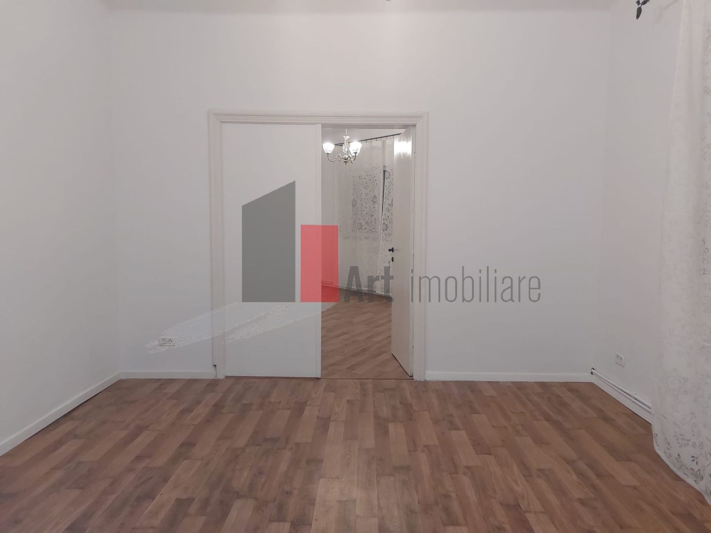 Spatiul "BAIXA" , parter de vila, renovat recent, liber - Poză 3