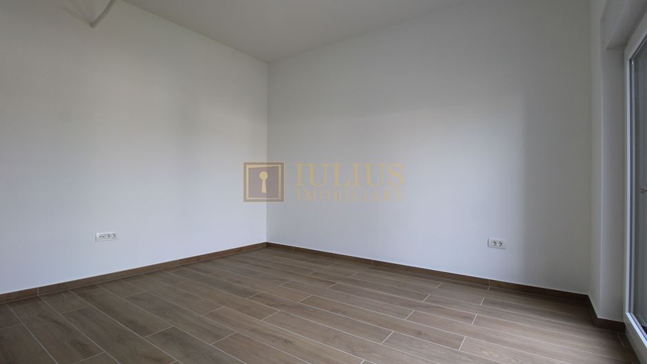 Casa zona Lunei, 5 camere + 3 bai, centrala proprie, rezidential sau birouri ! - Poză 38