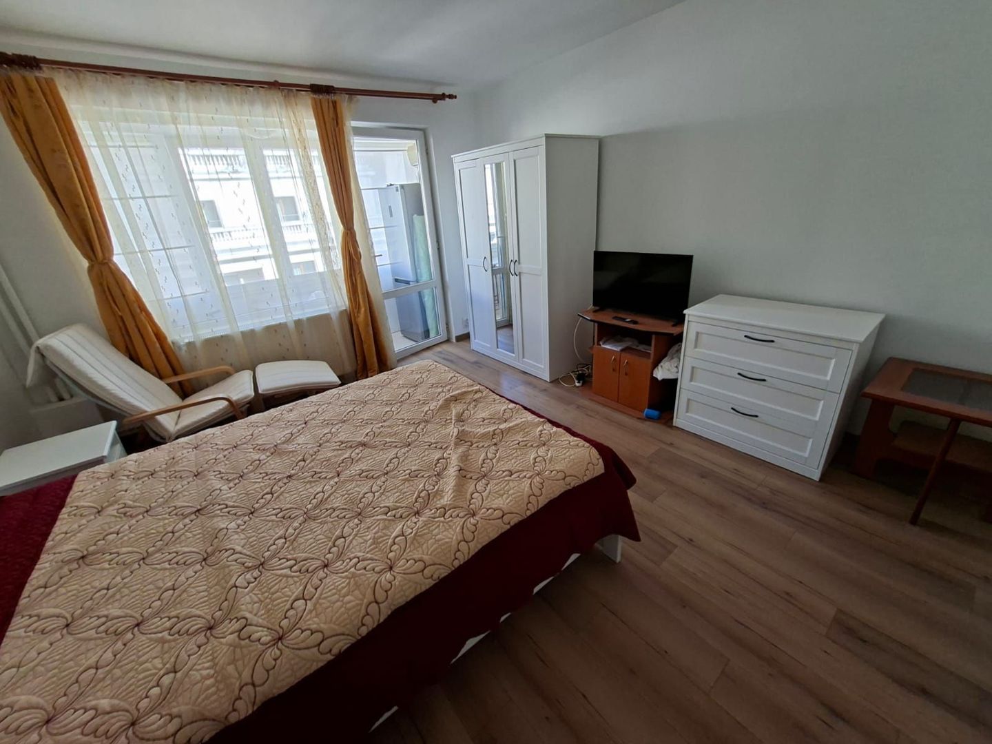 Garsoniera vis a vis de Athenee Palace nou renovata si mobilata - Poză 3