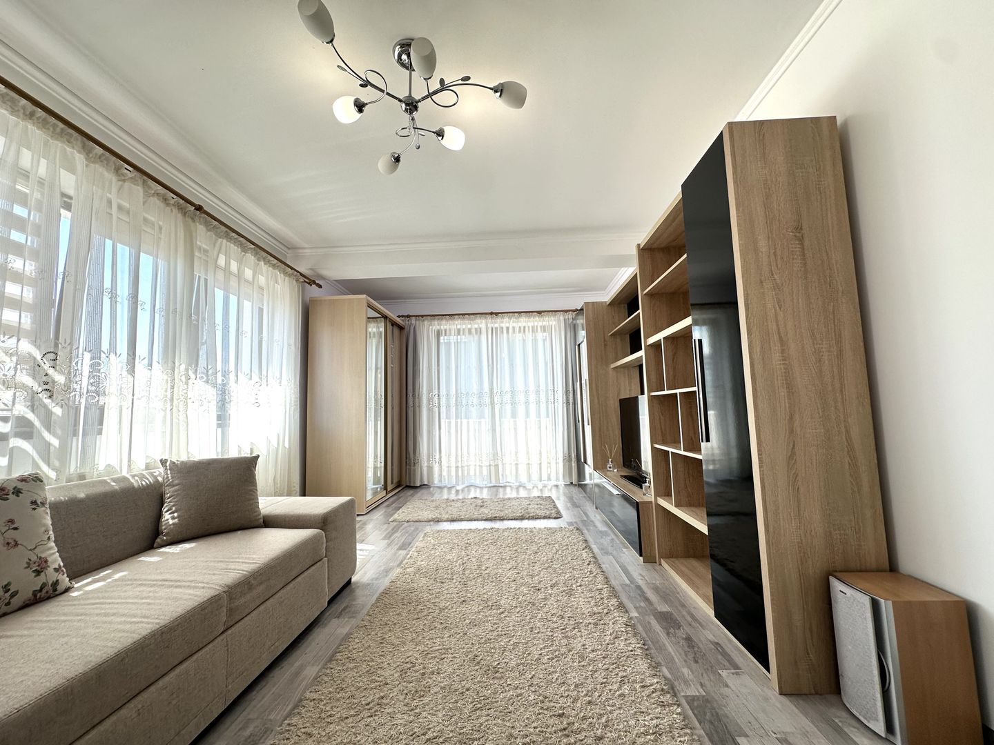Apartament cu 2 camere  zona Coresi cu loc de parcare acoperit - Poză 2
