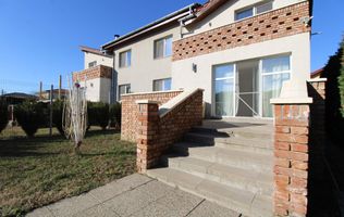 Ciarda Rosie,  4 dormitoare + 2 bai + 2 bucatarii, centrala proprie.