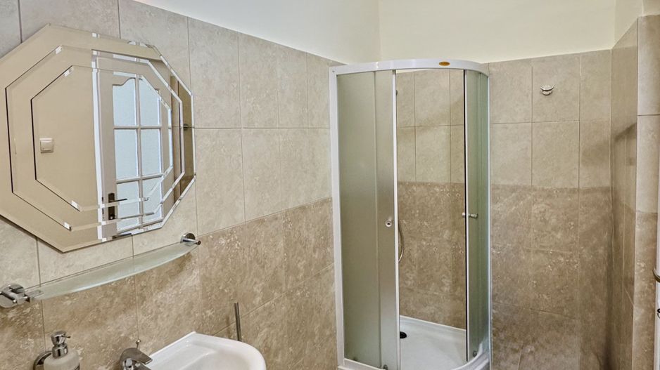 Birou renovat situat in Piata Unirii - Tribunal - Poză 16