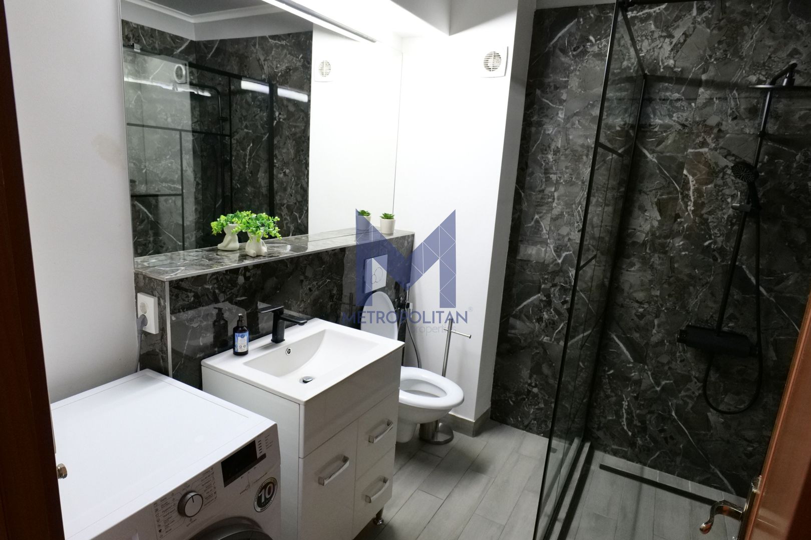 De închiriat apartament luminos 3 camere - Poză 9