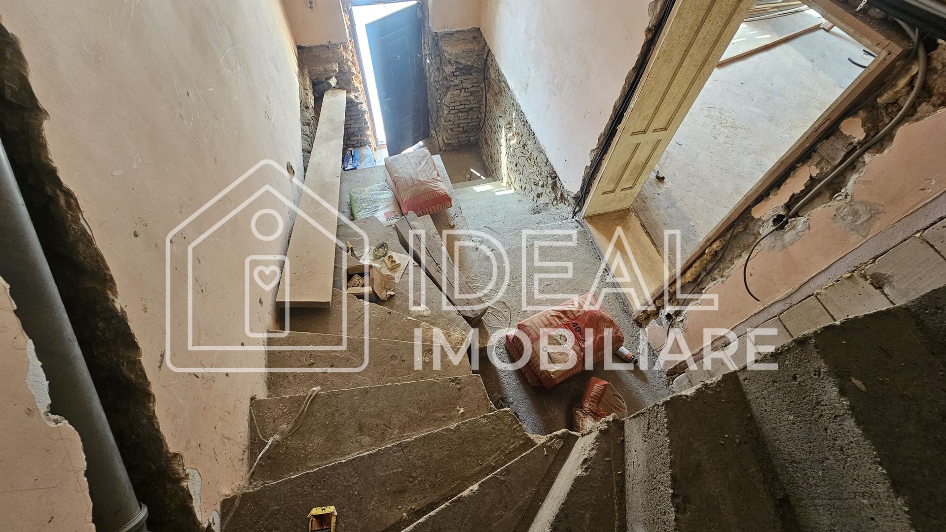 Casă veche, solidă, cu 4 camere, pivniță boltită și 4 băi – zonă centrală - Poză 11