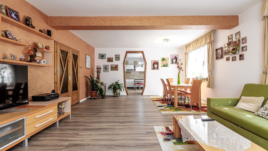Casă mare cu două apartamente în Bujac - Poză 8