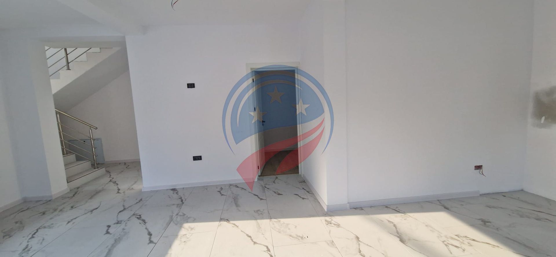 Casă modernă de lux – 4 camere, teren 373 mp, curte amenajată - Poză 3