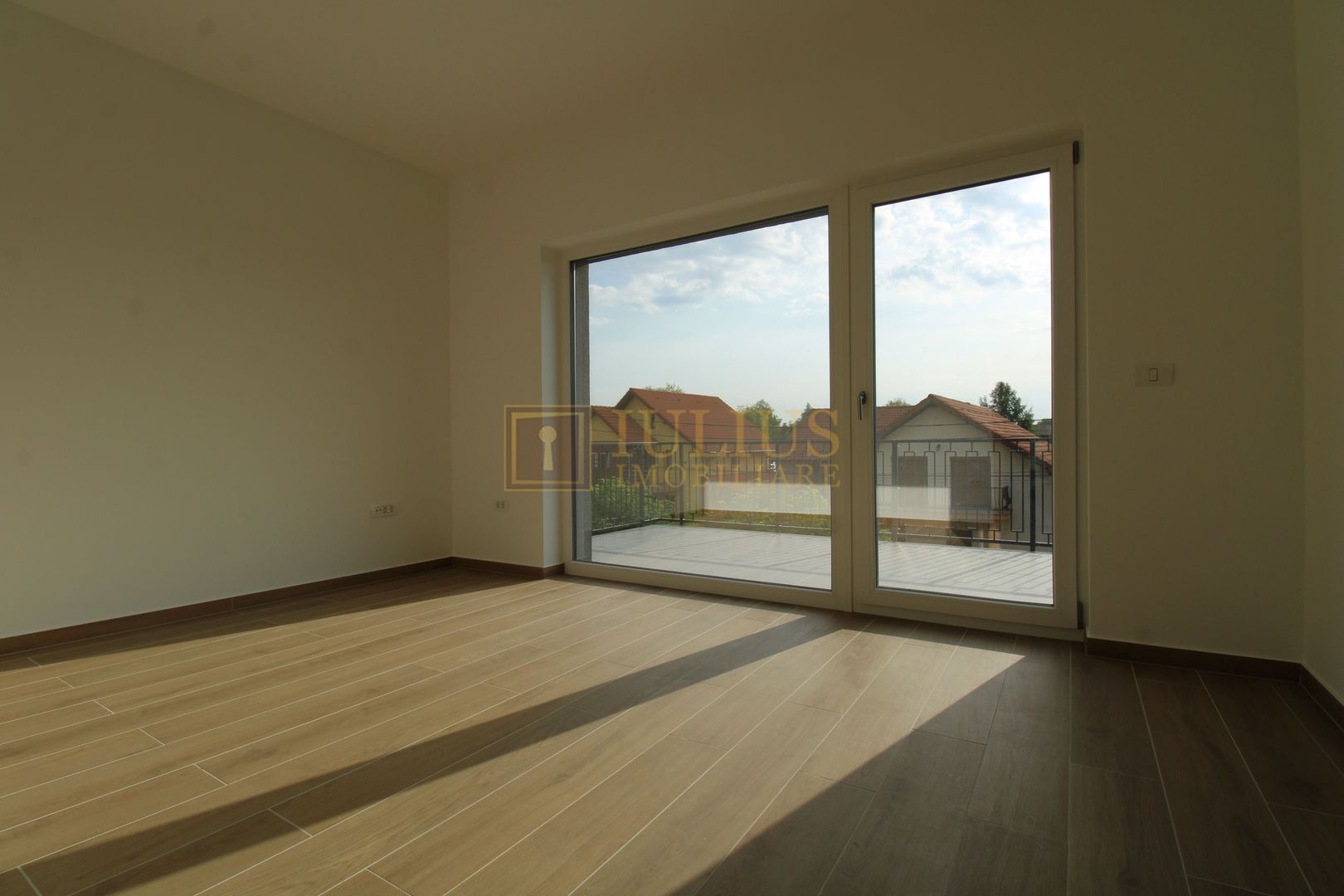 Casa zona Lunei, 5 camere + 3 bai, centrala proprie, rezidential sau birouri ! - Poză 24