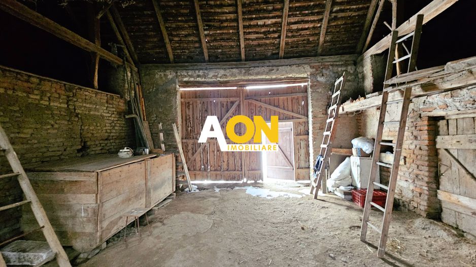 Casă traditională, 3 camere, 1766 mp teren, la asfalt, Vintu de Jos - Poză 4