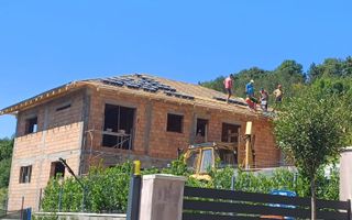 Casă Corunca -240 mp, demisol -garaj,cramă-teren 1100 mp - Poză 1