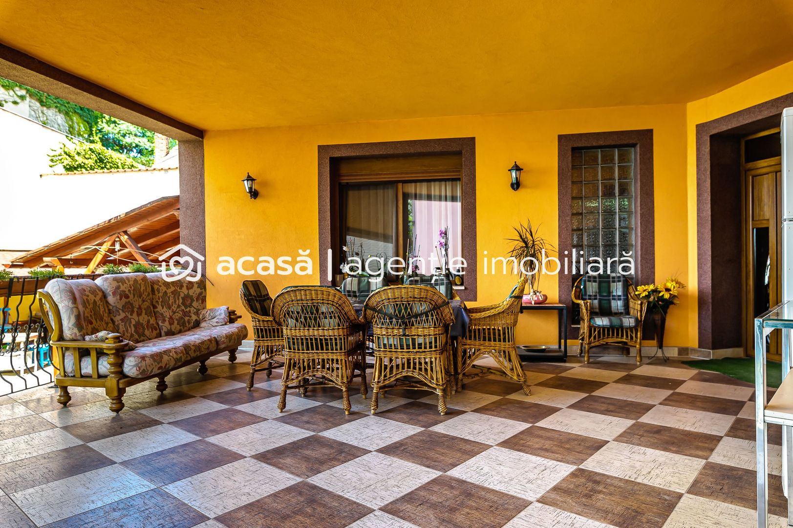 Casă superbă cu 6 camere, gradină și terasă, în centrul Aradului. - Poză 1