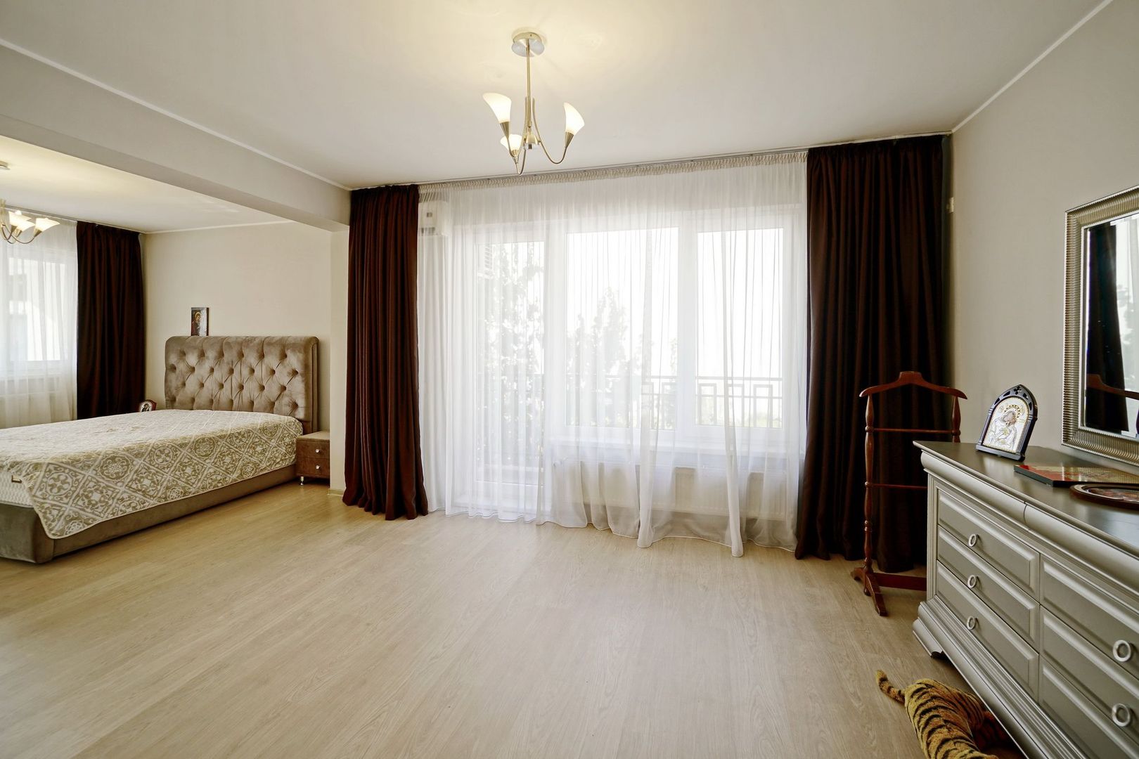 Brancoveanu  P+2, 8 cam, 6 dormitoare, 6 bai, 3 garaje teren 650 mp - Poză 41