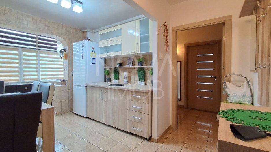 Apartament de inchiriat 3 camere etajul 4, cu lift,  Zona Vasile Aaron - Poză 5