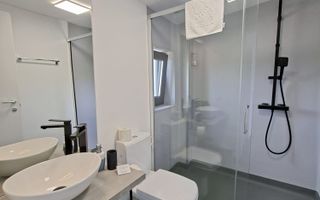 Pensiune 600 mp an 2023 si casa 130 mp teren 4600 mp zona V. Avrigului - Poză 6