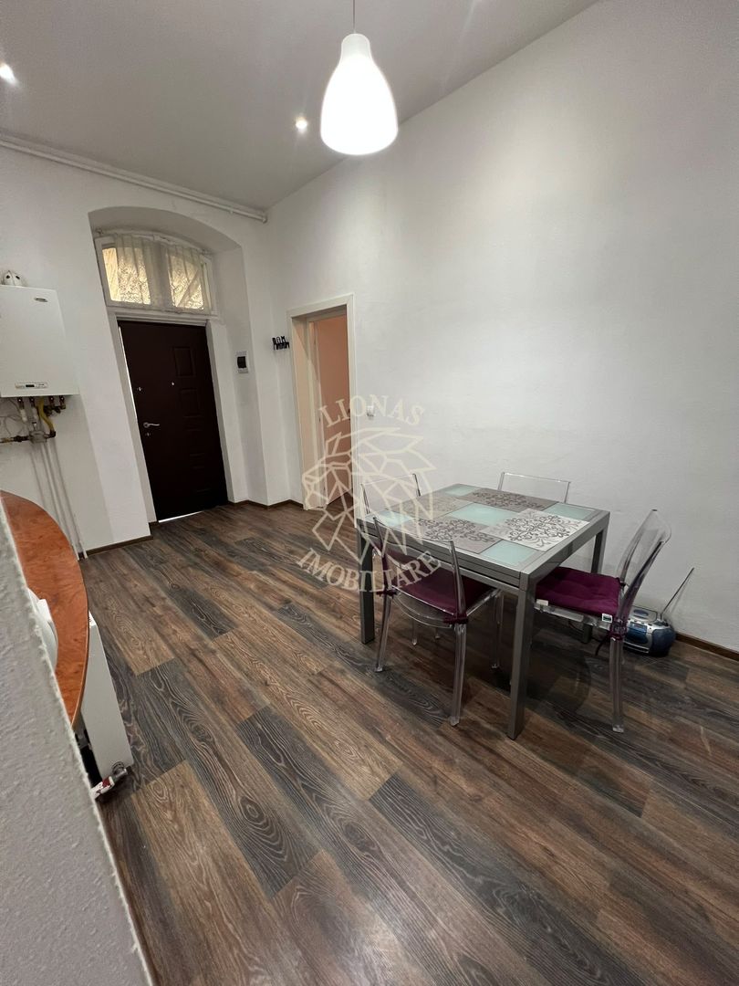 Apartament Renovat Complet 2 camere-et 1-parcare-curte comuna-Central - Poză 3