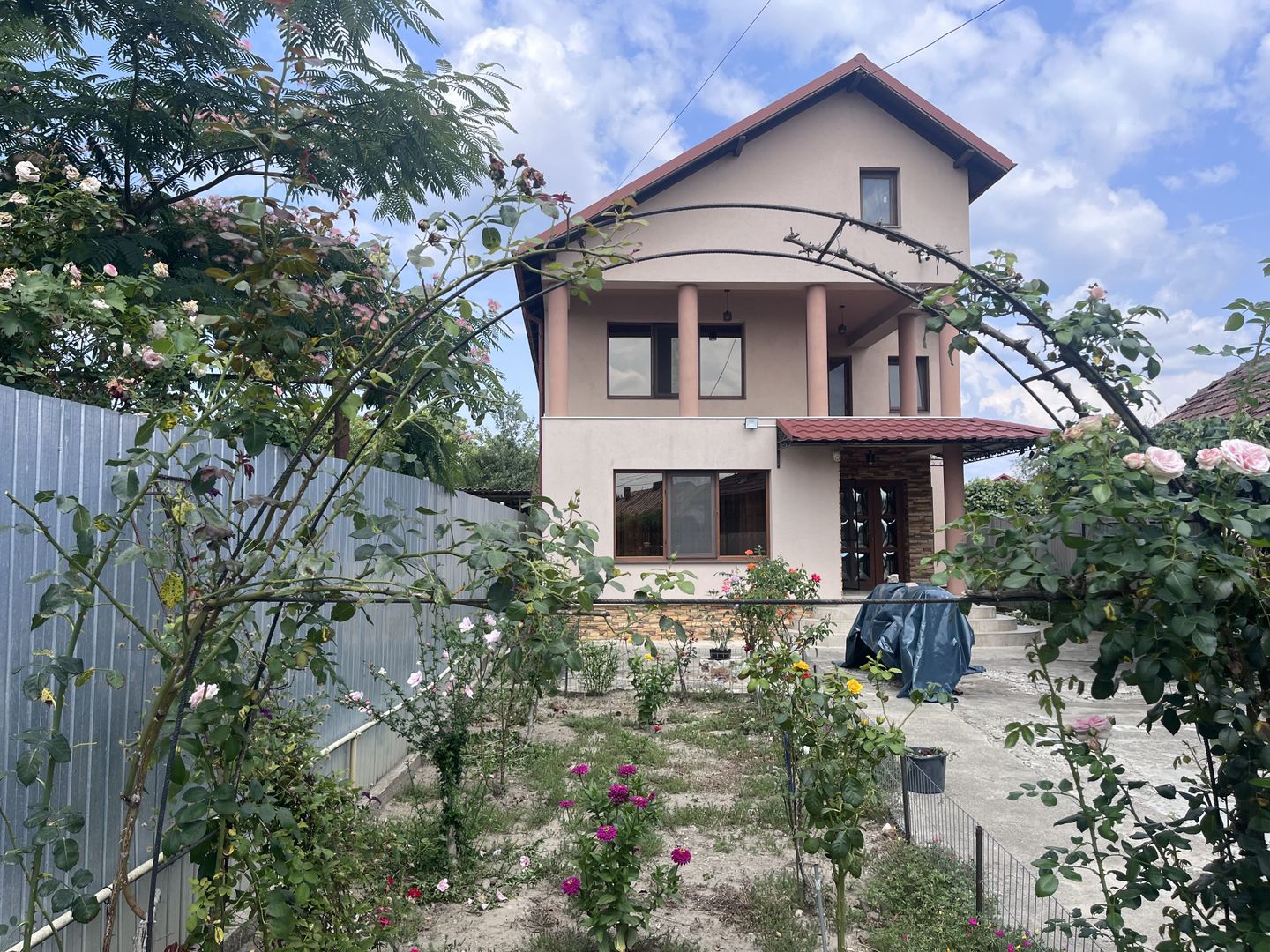 Casa de vânzare în Vulcana Pandele, la o distanță mica de oraș! - Poză 1