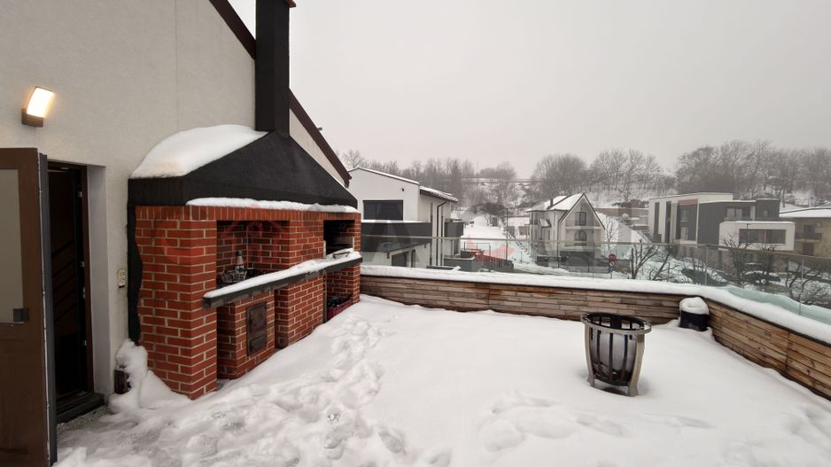 Apartament tip penthouse cu terasa si acces la curte - Poză 5