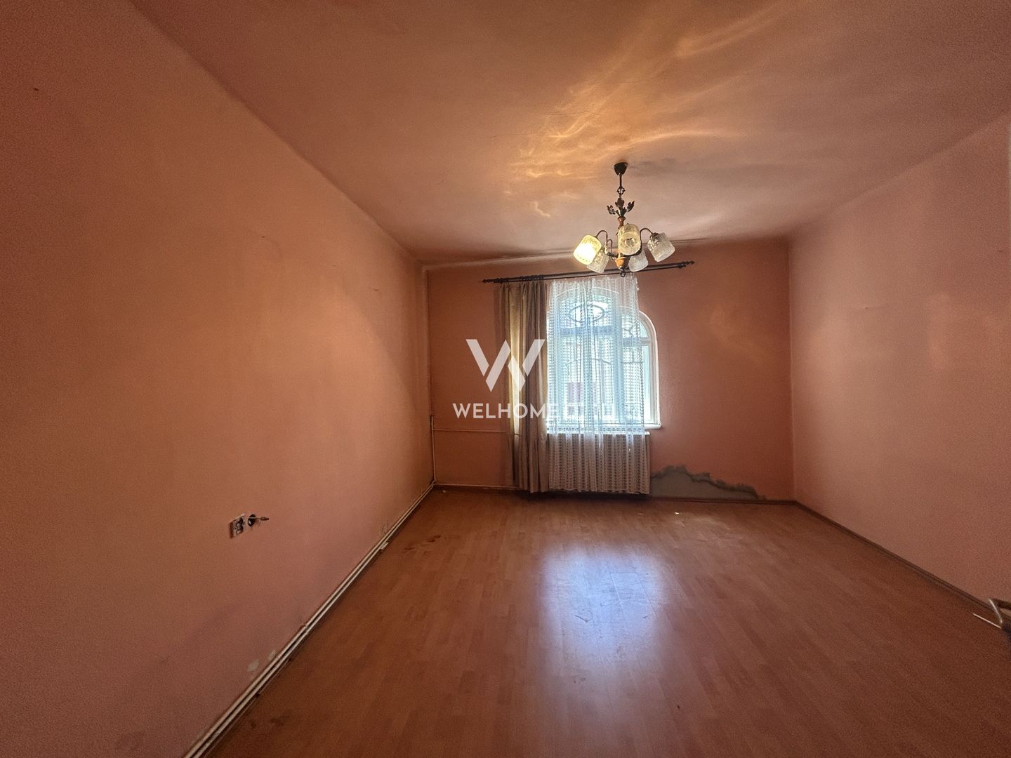 Casa in Piata Cluj, P+Demisol, curte comuna - Poză 7