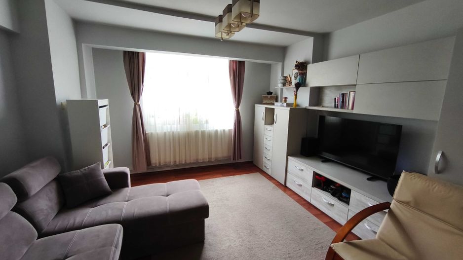 Apartament 3 camere, 2 băi, etaj 2 – Micro 16, cu parcare rezervată - Poză 1