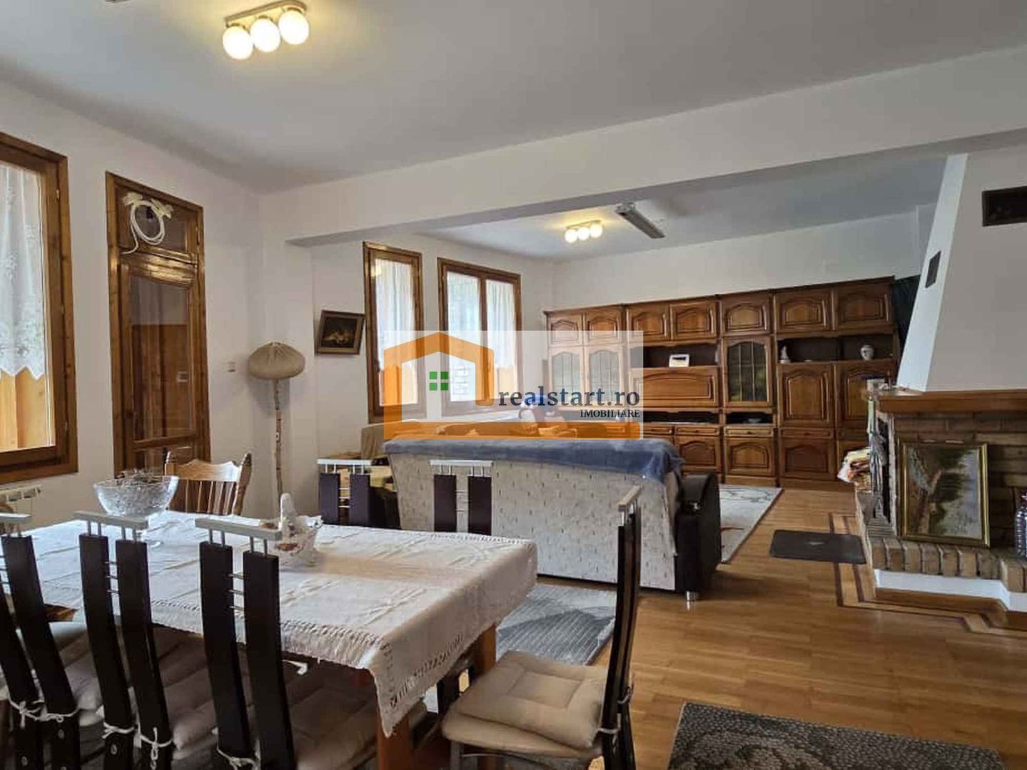 Vedere padure, panouri solare si fotovoltaice, pompa de caldura,  semineu - Poză 17