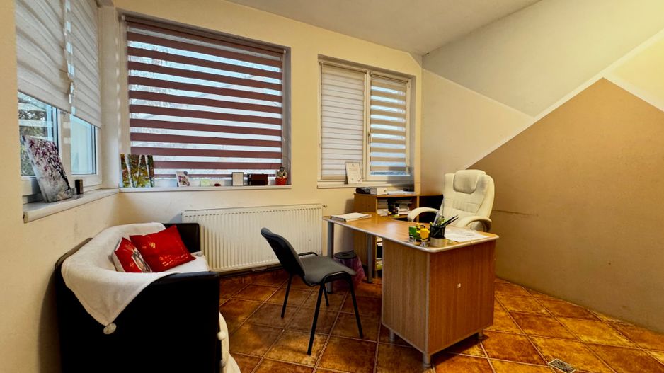 Casa spațioasă, cu spațiu comercial, locuri de parcare - Aradului Vest - Poză 8