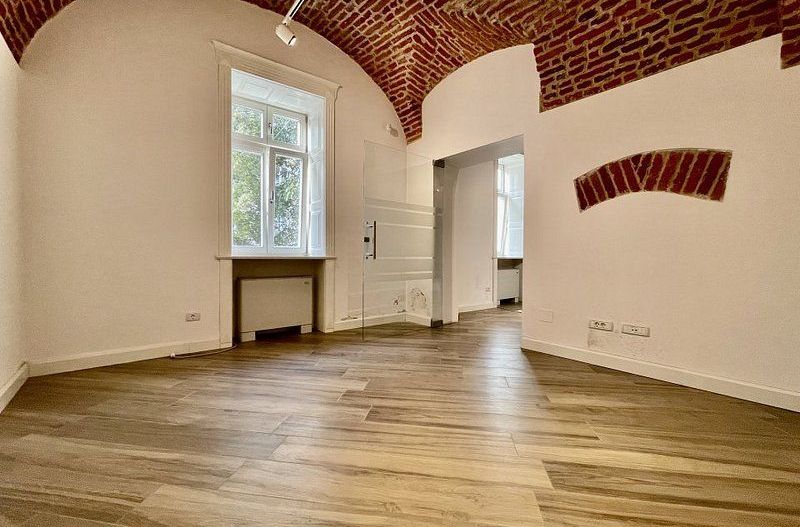 Spatiu birou in cladire istorica restaurata - Poză 10