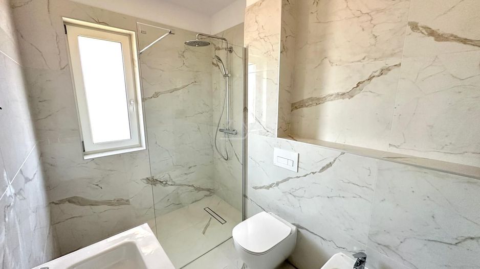 COMISION 0! Duplex finalizat cu 5 camere si 3 bai. Panouri fotovoltaice. - Poză 10