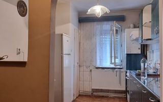 Vand apartament 2 camere, semidecomandat, situat central - Poză 1