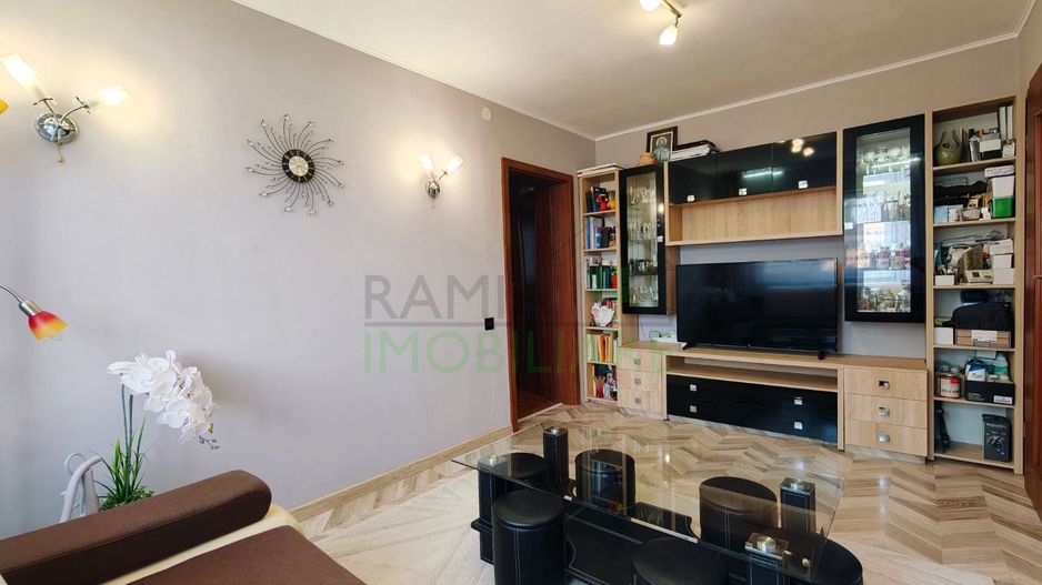 Apartament 3 camere, Cartierul Florilor, Boxă și parcare - Poză 1