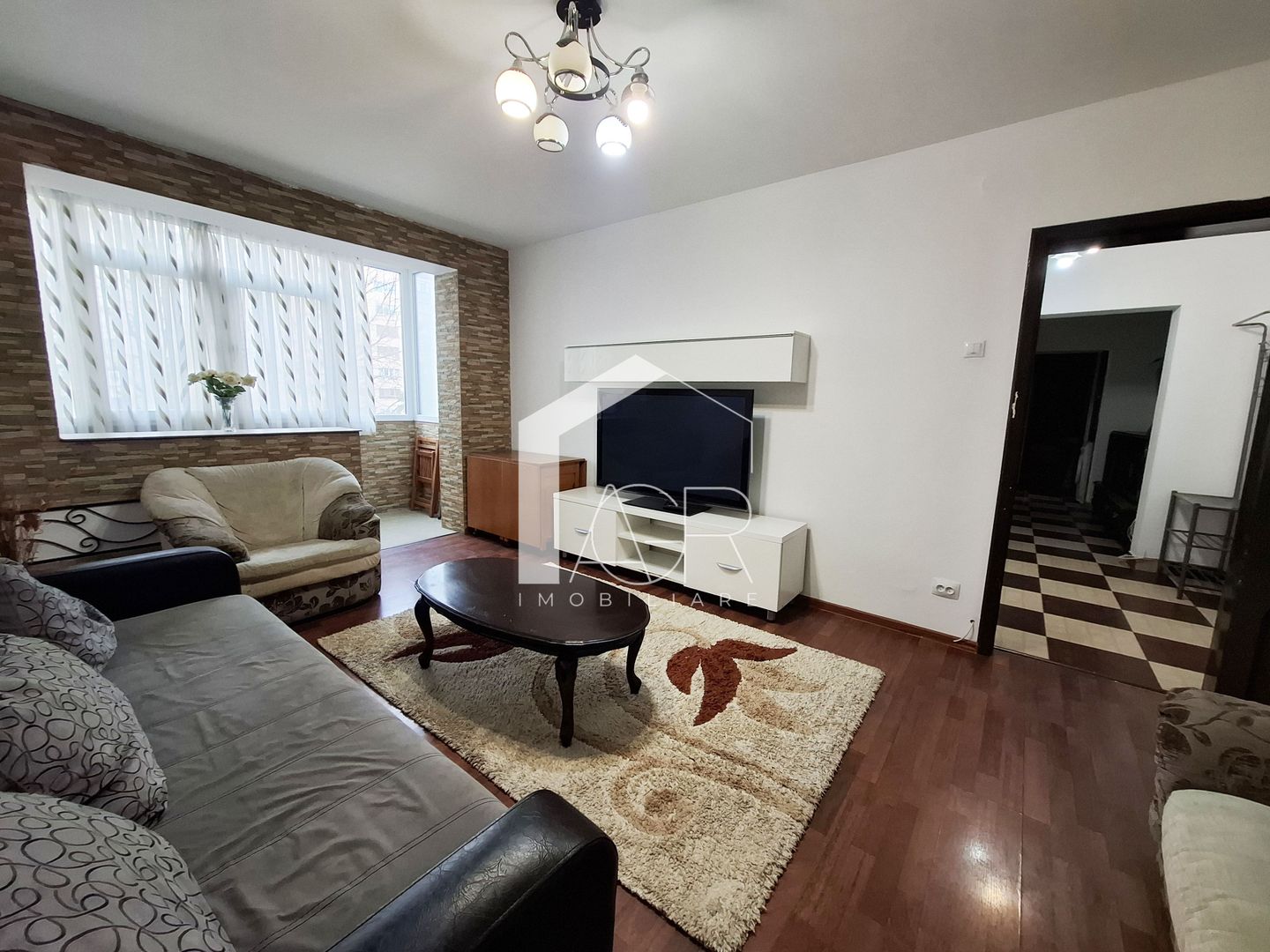 Apartament cu 3 camere, decomandat, zona Republicii - Poză 2