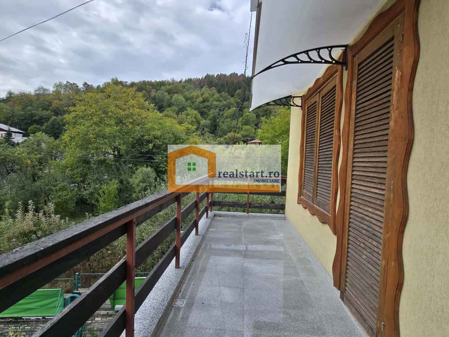 Vedere padure, panouri solare si fotovoltaice, pompa de caldura,  semineu - Poză 25