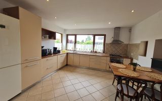 Vila spațioasă și recent renovată în Ghiroda! - Poză 38