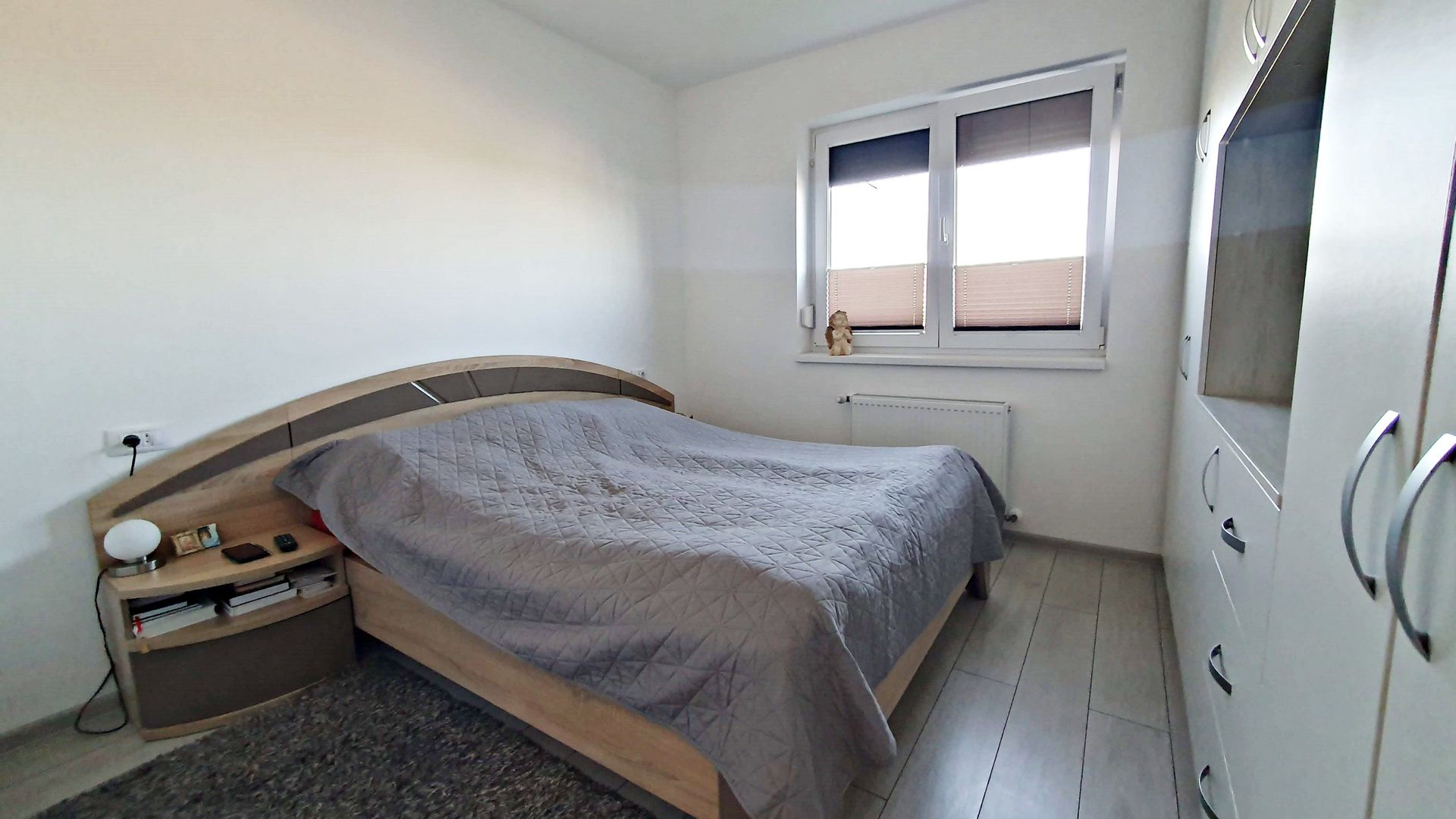 Bloc nou, Tractorul apartament mobilat la parter cu balcon si parcare - Poză 6