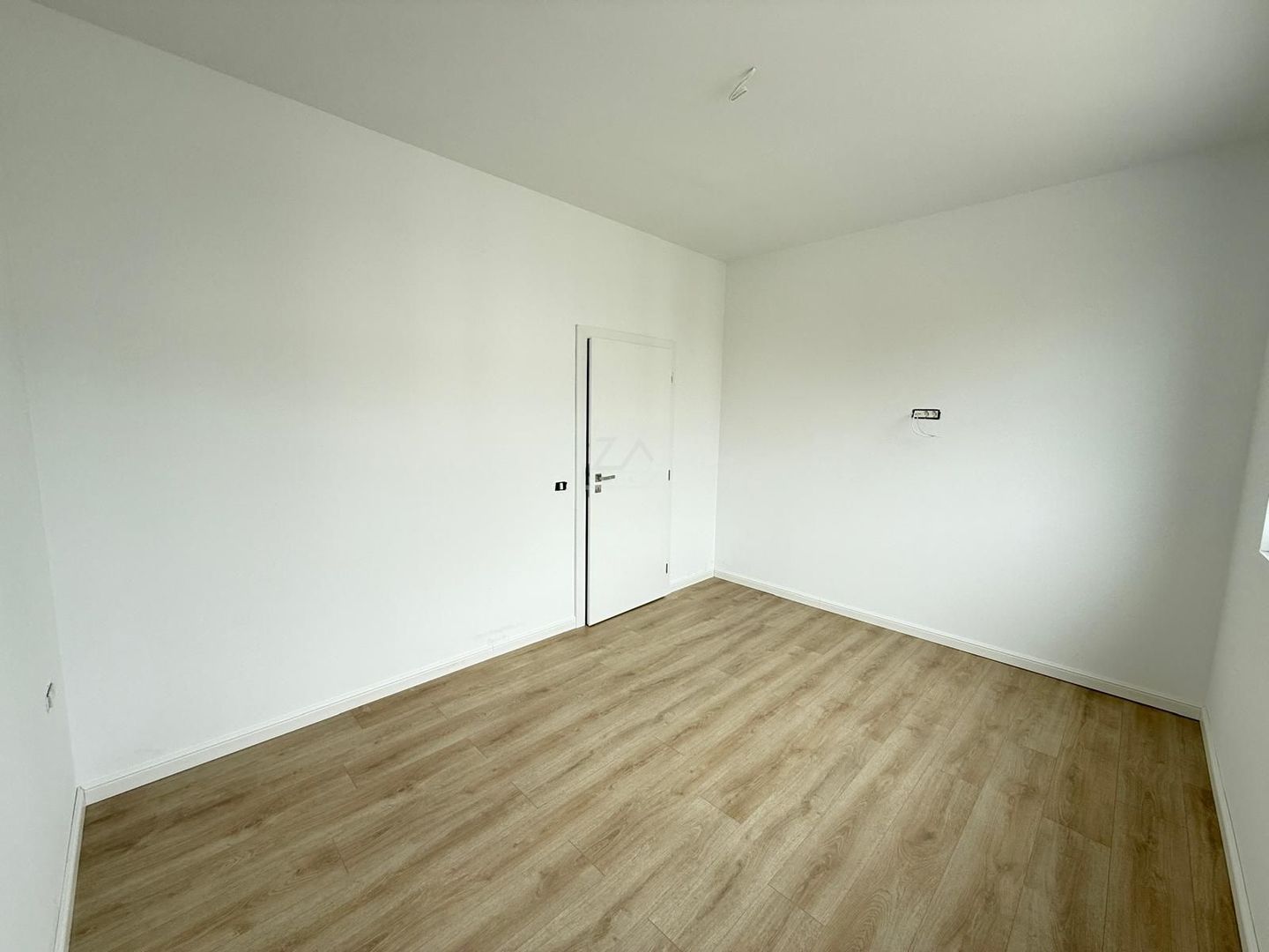 Etaj 1. Bucatarie inchisa. Loc de parcare. - Poză 8