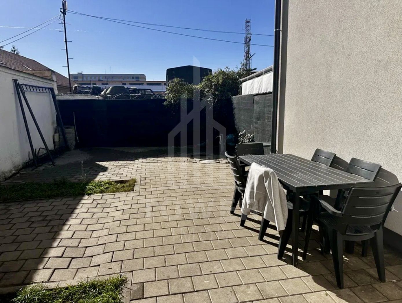 De inchiriat Apartament modern 3 camere cu curte privată şi parcare - Poză 6