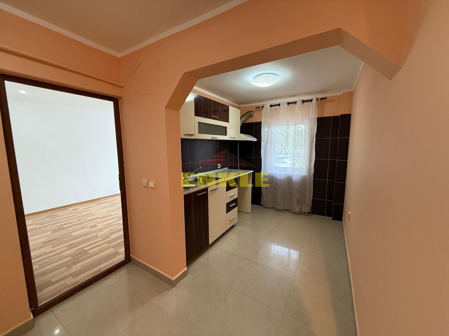 De vânzare apartament 2 camere decomandat – zona Liceului Sportiv - Poză 3